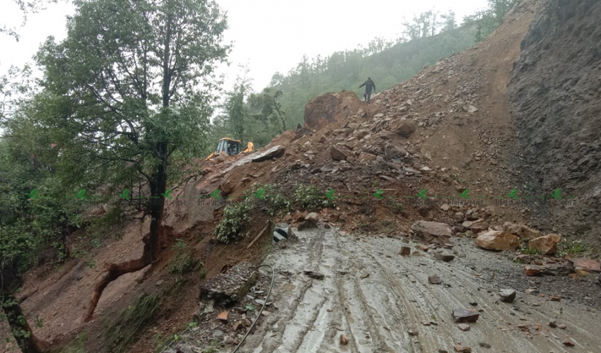 पहिरो गएपछि भीमदत्त र केआईसिंह राजमार्ग अवरुद्ध